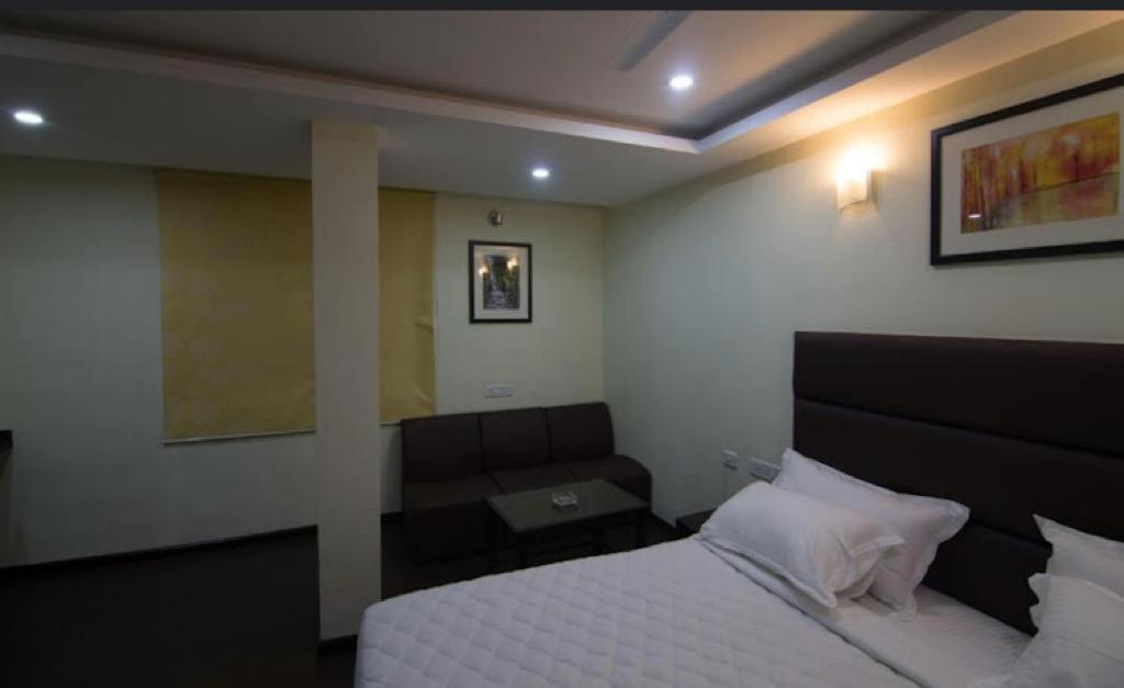 Ample Yard Hotel Chennai Exterior photo