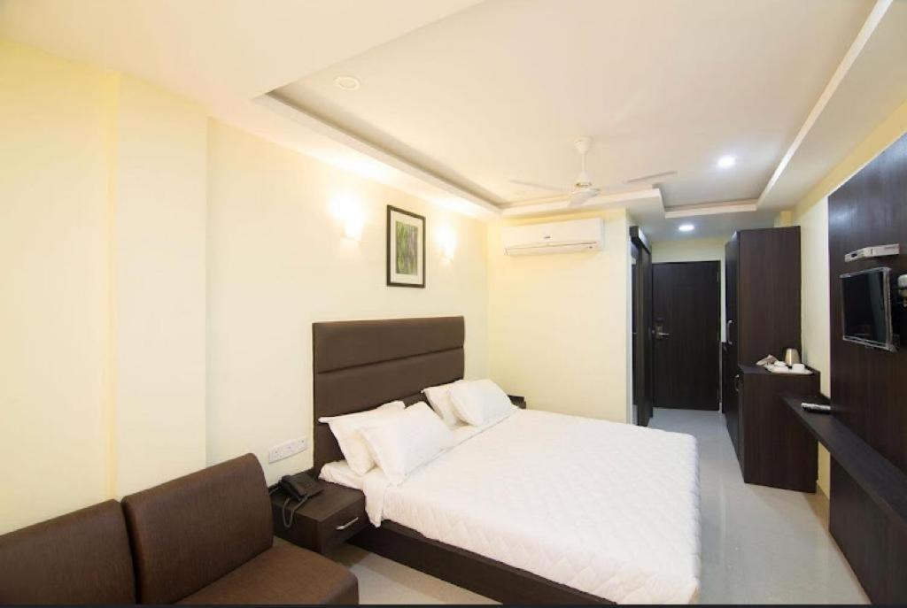 Ample Yard Hotel Chennai Exterior photo