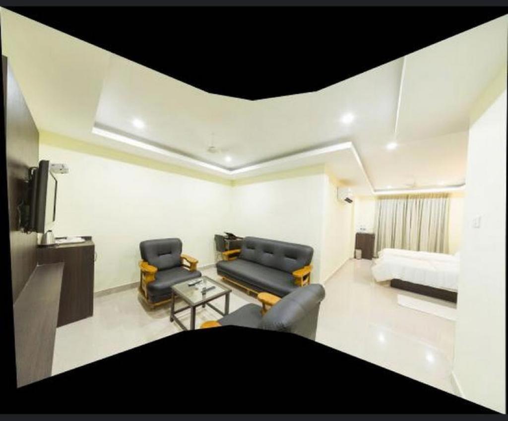 Ample Yard Hotel Chennai Exterior photo